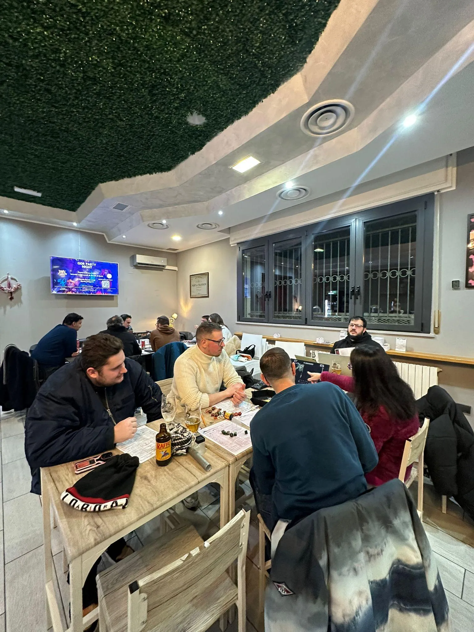 Giocatori al tavolo durante evento DamaCafe